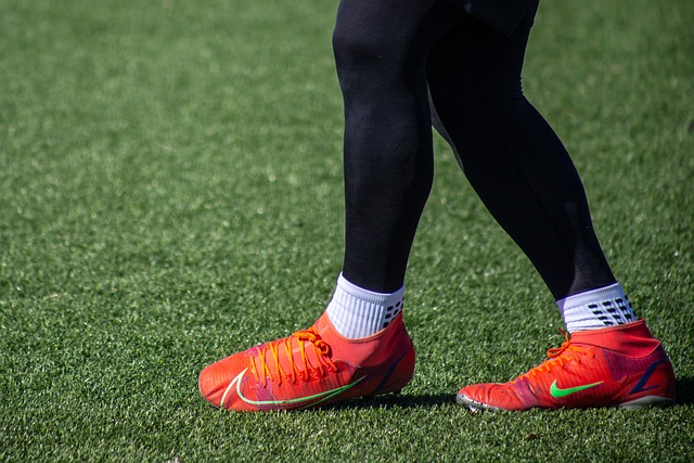 不会今年都不踢了吧？尽管巴萨希望立即手术，但德容坚持保守治疗.